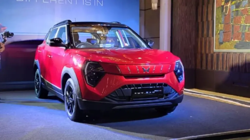 महिंद्रा XUV3XO REVX