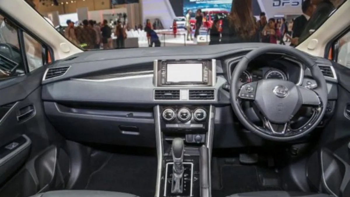 Nissan MPV interior